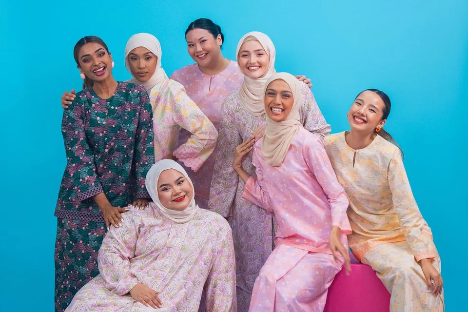 Jenama fesyen, Bayu Somerset, mengeluarkan koleksi berbeza dengan corak berwarna-warni yang direka sendiri sempena Raya 2025. 