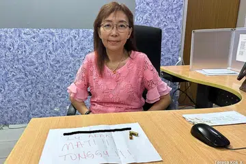 AP Teresa Kok bersama surat ugutan serta dua butir peluru yang diterimanya.