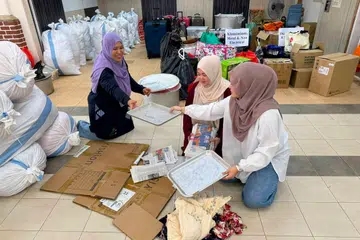 Masjid Al-Taqua memulakan inisiatif kemampanan pada 2025 dan memperluaskannya sepanjang 2026. Gambar menunjukkan (dari kiri) pengurus Masjid Al-Taqua, Cik Farlida Mohamed; eksekutif kewangan dan pentadbiran, Cik Nur’Raihan Zainal; dan sukarelawan belia, Cik Sabrina Roslee membantu mengasingkan barangan yang terkumpul semasa acara tahunan kitar semula dan pungutan derma.