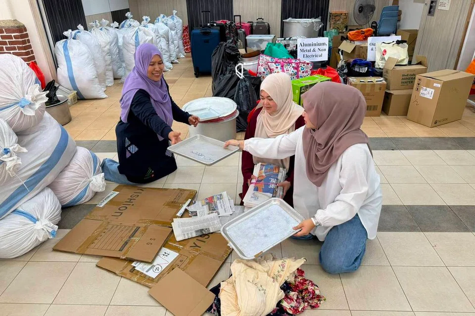 Masjid Al-Taqua memulakan inisiatif kemampanan pada 2025 dan memperluaskannya sepanjang 2026. Gambar menunjukkan (dari kiri) pengurus Masjid Al-Taqua, Cik Farlida Mohamed; eksekutif kewangan dan pentadbiran, Cik Nur’Raihan Zainal; dan sukarelawan belia, Cik Sabrina Roslee membantu mengasingkan barangan yang terkumpul semasa acara tahunan kitar semula dan pungutan derma.