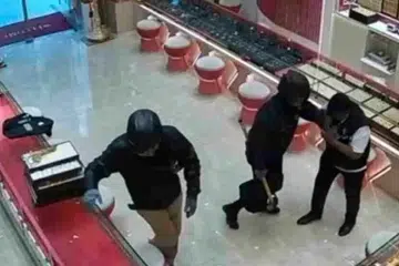 Rompakan, kedai emas, bersenjata, pistol,  Jalan Tun Sambanthan, samun emas Brickfields, RM9.7 juta emas hilang, Datuk Fadil Marsus, kes Seksyen 395/397 Kanun Keseksaan, berita jenayah Kuala Lumpur.