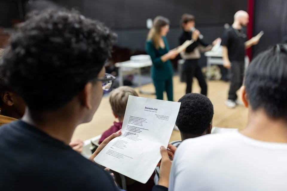 Seorang pelajar mencari inspirasi dalam sebuah bengkel seni (foto hiasan)