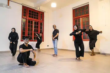 KONGSI PENGALAMAN: Azmi Juhari (berdiri tengah, tiga dari kanan) bersama penarinya akan berkongsi proses penghasilan Zapin Gemersik Ombak dalam satu persembahan kuliah seni di Stamford Arts Centre, Waterloo Street pada Jumaat, Sabtu dan Ahad ini. - Foto AZPIRASI