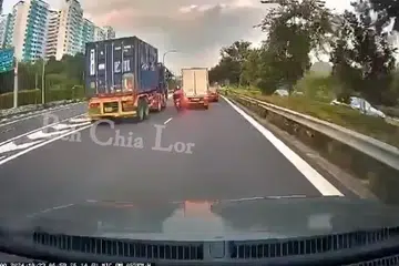 Penunggang motosikal lelaki berusia 52 tahun disahkan terkorban di tempat kejadian oleh paramedik, dan seorang pemandu lori berusia 24 tahun ditahan atas kesalahan menyebabkan kematian akibat memandu secara cuai.