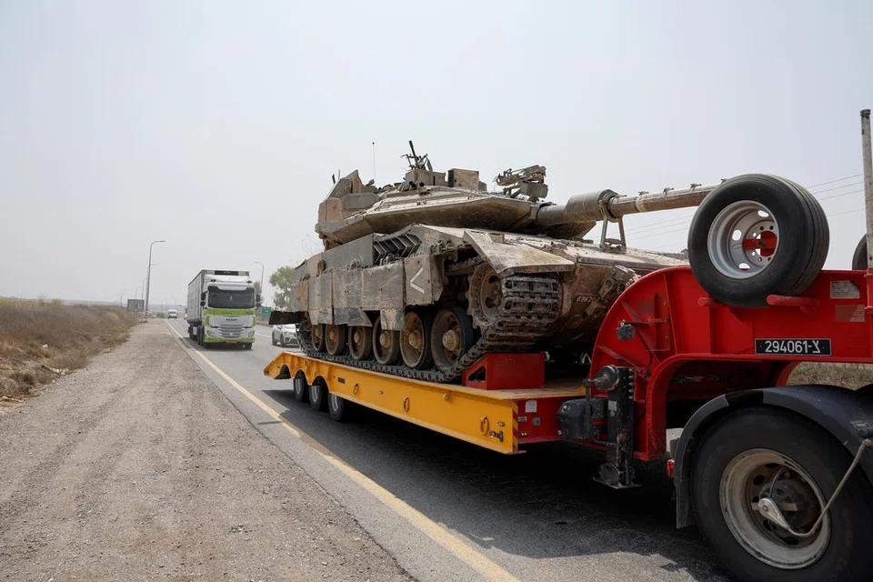 Sebuah lori membawa kereta kebal tentera di kawasan sempadan Israel berdekatan Gaza, dilihat dari Israel, 12 Ogos 2025.