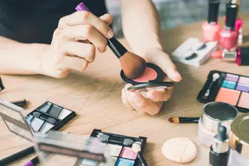 Untuk melindungi kulit dan membasmi bakteria berbahaya, pakar dermatologi menyarankan agar berus solekan dibersihkan sekurang-kurangnya sekali setiap minggu.