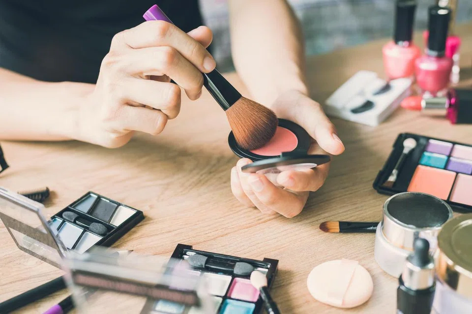 Untuk melindungi kulit dan membasmi bakteria berbahaya, pakar dermatologi menyarankan agar berus solekan dibersihkan sekurang-kurangnya sekali setiap minggu.