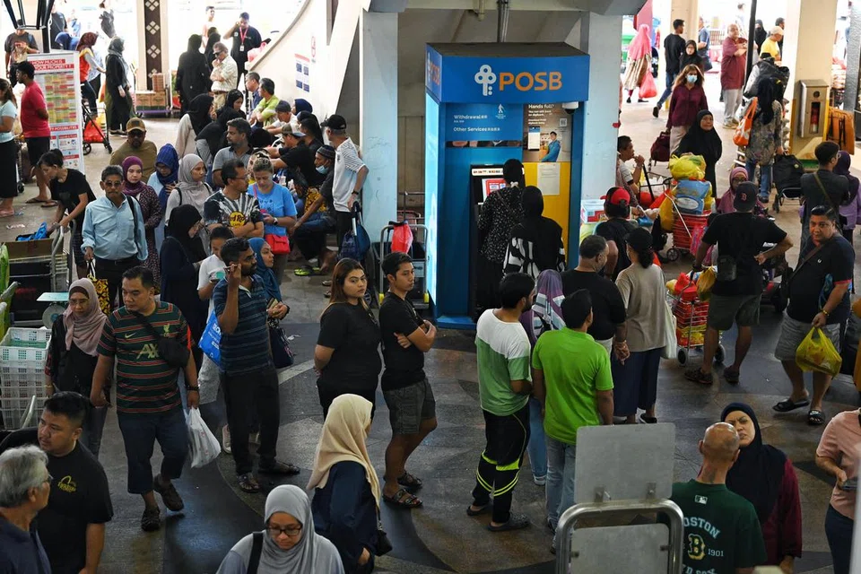 Situasi sekitar jam 9 pagi di Pasar Geylang Serai pada 28 Julai.