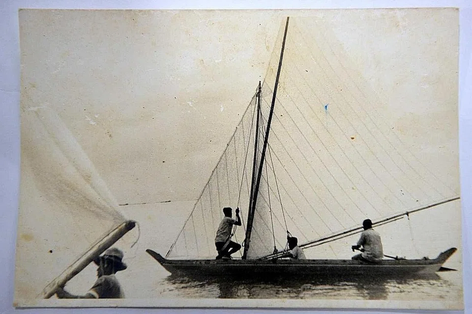 PERLUMBAAN KOLEK: Acara ini begitu popular di Pantai Bedok suatu ketika dulu dan menarik penyertaan bukan sahaja penduduk Bedok, malah peserta yang tinggal sejauh Jurong dan West Coast. Perlumbaan kolek ini, yang dianjurkan semasa sambutan Hari Raya Haji dan terbahagi kepada banyak kategori berdasarkan bilangan krunya (gambar atas), turut menarik penyertaan penduduk dari kepulauan selatan Singapura lain, Pantai Timur Malaya dan Indonesia. Ia, bagaimanapun, terhenti apabila kawasan itu menjalani kerja penambakan yang meluas. - Foto fail