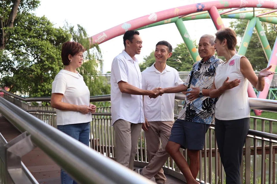 (Dari kiri) Mayor Majlis Pembangunan Masyarakat (CDC) Central, Cik Denise Phua Lay Peng, Dr Wan Rizal Wan Zakariah, Encik Shawn Loh, dan Menteri Penerangan dan Pembangunan Digital & Menteri Kedua Ehwal Dalam Negeri, Cik Josephine Teo berbual bersama seorang penduduk berdekatan dengan Jambatan Kolam Ayer. 