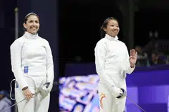 Atlet lawan pedang negara, Kiria Tikanah Abdul Rahman (kanan) bersama lawannya, Maria Luisa Doig Calderon dari Peru dalam pusingan pertama acara epee perseorang wanita pada 27 Julai.