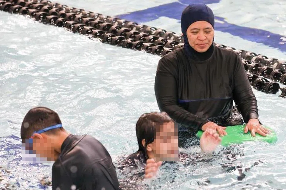 Cik Zuhaidah Sulaiman (kanan), seorang guru semasa di Singapura, kini menjadi penolong pendidik di sekolah untuk kanak-kanak berkeperluan khas, Pusat Pendidikan Khas Wirrabirra, di Perth sejak November 2022.
