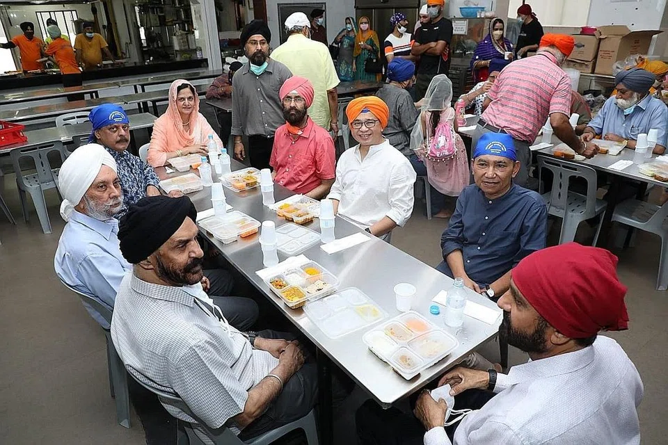 JAMUAN PESTA VESAKHI: Encik Edwin Tong (turban jingga) menjamu selera bersama Presiden Khalsa Dharmak Sabha, Encik Satwant Singh dan Presiden Muis, Encik Saat Abdul Rahman (dua dari kanan). Bersama mereka adalah anggota jawatankuasa Cik Gurmit Kaur dan pemegang amanah, Encik Sarjit Singh Gill SC, Encik Hernaikh Singh dan Profesor Kuldip. - Foto KHALSA DHARMAK SABHA