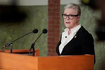 UMUM PEMENANG: Pengerusi Jawatankuasa Nobel, Cik Berit Reiss-Andersen, mengumumkan pemenang Anugerah Hadiah Nobel Keamanan 2022 di Institut Nobel di Oslo Norway. - Foto Reuters