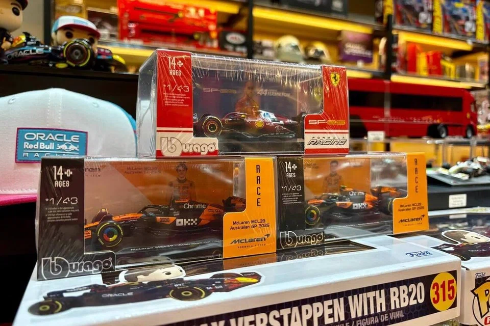 Walaupun musim perlumbaan telah berakhir, bawa keluarga anda ke kedai Pitstop Collective untuk melihat dan membeli pelbagai barangan rasmi Formula 1 (F1).