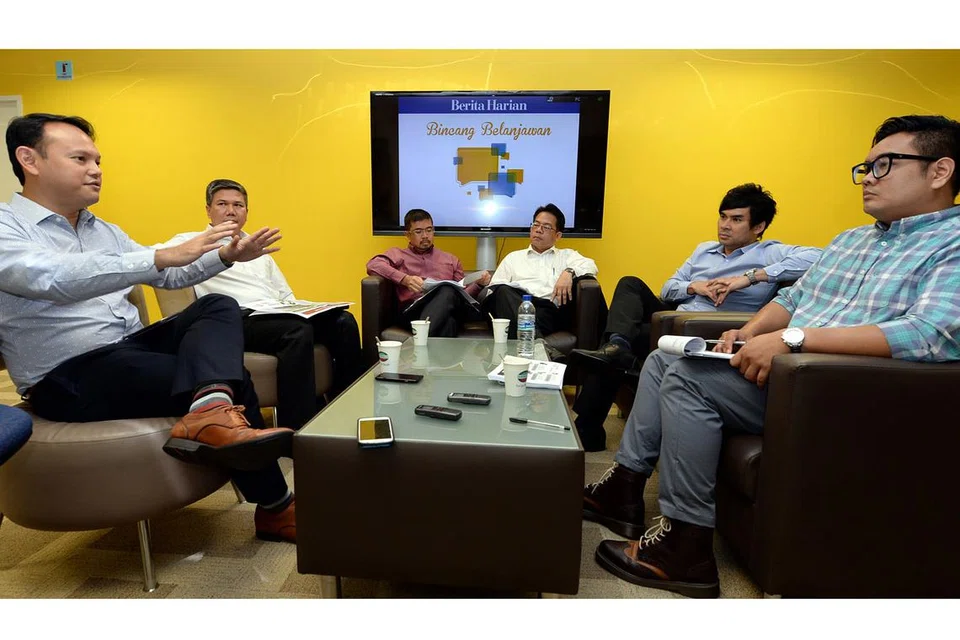 BAHAS ISU BELANJAWAN 2016: Ahli panel meja bundar pos-Belanjawan anjuran Berita Harian terdiri daripada (dari kiri) Encik Zaqy, Encik Azmoon, Encik Zainal, Encik Rohim dan Encik Heikal. Moderator perbincangan ialah Encik Nazri Hadi Saparin (kanan), Penolong kepada Editor Berita Harian/Berita Minggu. - Foto ZAINAL YAHYA