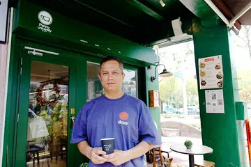 Pemilik kafe Penny University, Encik Mustafah Kamal, menutup kafenya di 17 Jalan Klapa secara rasmi pada 3 Mei. 