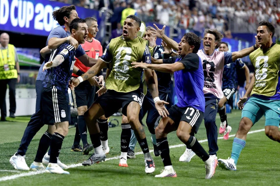 Pasukan Argentina meraikan jaringan kemenangan 2-1 ke atas England di perlawanan separuh akhir bersama kapten pasukan, Lionel Messi (kiri).