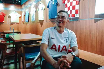 PEMINAT SETIA: Nazri gembira dapat bekerjasama dengan AIA dalam membantu peminat setia Spurs yang lain untuk terus menjalani kehidupan yang lebih bermakna dan lebih sihat. - Foto AIA