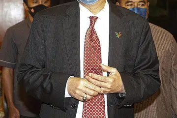 CABARAN PERDANA MENTERI KE-9: Datuk Seri Ismail Sabri Yaakob tiba di sebuah hotel di Kuala Lumpur bagi satu majlis privet kelmarin selepas beliau mendapat perkenan bagi pelantikan untuk jawatan tertinggi pentadbiran negara dan mengangkat sumpah jawatan hari ini. - Foto EPA-EFE