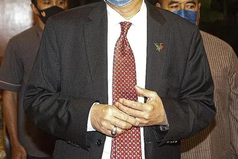 CABARAN PERDANA MENTERI KE-9: Datuk Seri Ismail Sabri Yaakob tiba di sebuah hotel di Kuala Lumpur bagi satu majlis privet kelmarin selepas beliau mendapat perkenan bagi pelantikan untuk jawatan tertinggi pentadbiran negara dan mengangkat sumpah jawatan hari ini. - Foto EPA-EFE