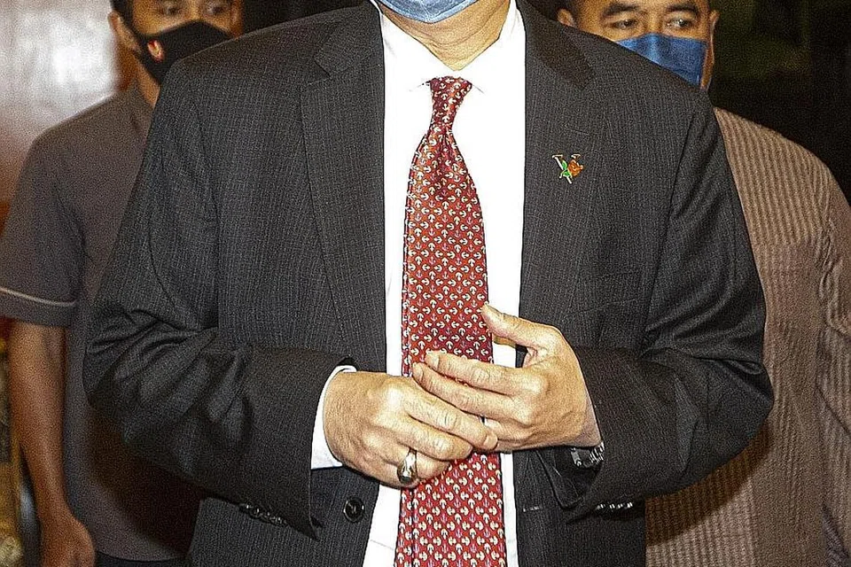CABARAN PERDANA MENTERI KE-9: Datuk Seri Ismail Sabri Yaakob tiba di sebuah hotel di Kuala Lumpur bagi satu majlis privet kelmarin selepas beliau mendapat perkenan bagi pelantikan untuk jawatan tertinggi pentadbiran negara dan mengangkat sumpah jawatan hari ini. - Foto EPA-EFE