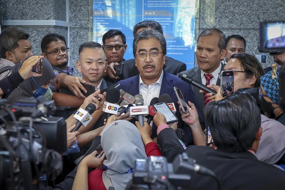 ORANG UMNO: Datuk Seri Johari Abdul Ghani ketika bertemu kalangan media pada hari pertamanya bertugas sebagai Menteri Perladangan dan Komoditi 