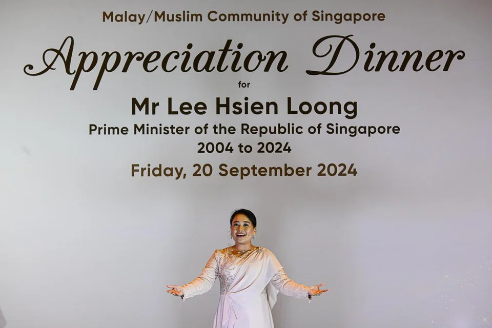 Penerima Anugerah Gemilang Mendaki dan Anugerah Cemerlang Mendaki 2022, Cik Aisyah Lyana, menyampaikan deklamasi sajak bertajuk, ‘Tujuh ke Dua Puluh Tujuh’, yang menyanjung jasa dan sumbangan tidak terhingga Menteri Kanan, Encik Lee Hsien Loong.