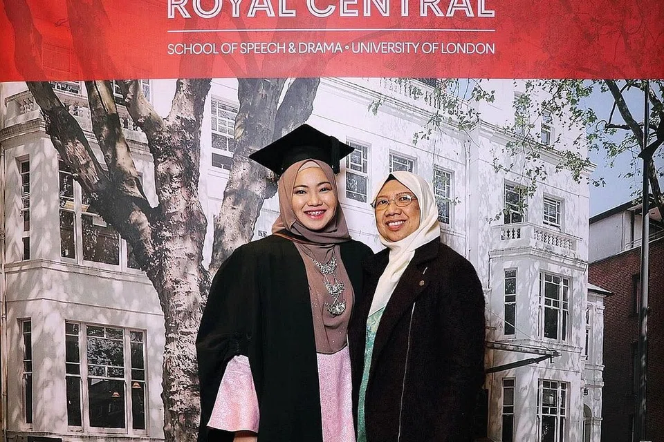 ANAK SENI LULUSAN IJAZAH: LilI Muslihah bersama ibunya, Cik Kamaliah A. Manap, seorang ibu tunggal, sewaktu majlis konvokesyennya di London pada Disember 2019.