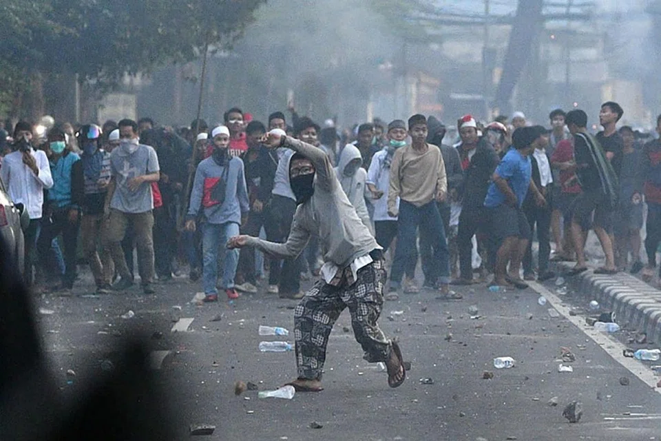 BANTAH KEPUTUSAN: Polis bertempur dengan penunjuk perasan yang membantah keputusan pilihan raya presiden Indonesia yang menyaksikan Encik Joko Widodo berjaya menumpaskan pesaingnya, mantan jeneral Prabowo Subianto dengan jumlah undi 55.5 peratus. - Foto REUTERS