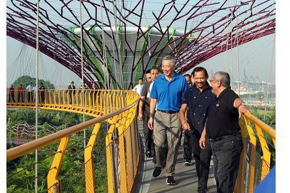 Encik Lee Hsien Loong (berkemeja-T biru), dan Sultan Haji Hassanal Bolkiah Mu'izzaddin Wadaullah (dua dari depan) semasa kedua-dua pemimpin itu bersiar-siar di taman ikonik Kota Singa, Gardens by the Bay, pagi semalam.