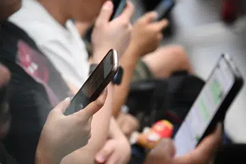 Perubahan perundangan yang bakal diperkenalkan bagi mewajibkan semakan umur akan menyokong pelaksanaan langkah keselamatan wajib bagi pengguna remaja.