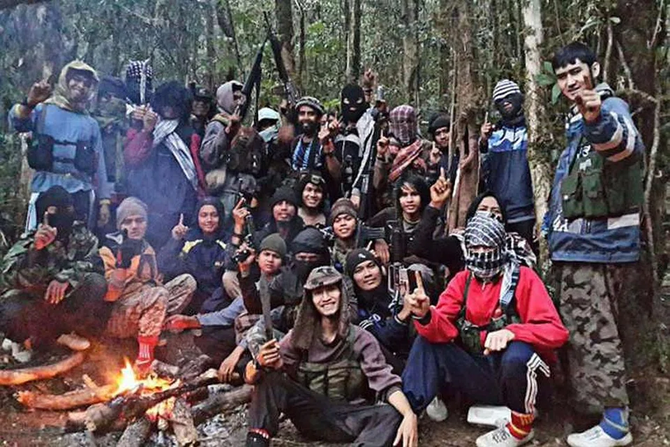 Ahli kumpulan pengganas Mujahidin Timur Indonesia (MIT) yang diketuai pengganas paling dikehendaki di negara itu, Santoso, di tempat persembunyian mereka di hutan Poso di Sulawesi Tengah.