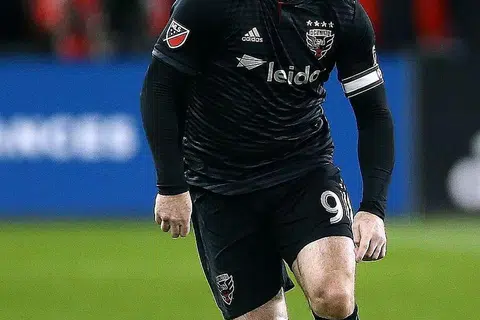 PEMAIN TUNGGAK: Wayne Rooney dianggap sebagai pemain penting yang menyumbang besar kepada DC United semasa bermain di Amerika Syarikat. - Foto AFP