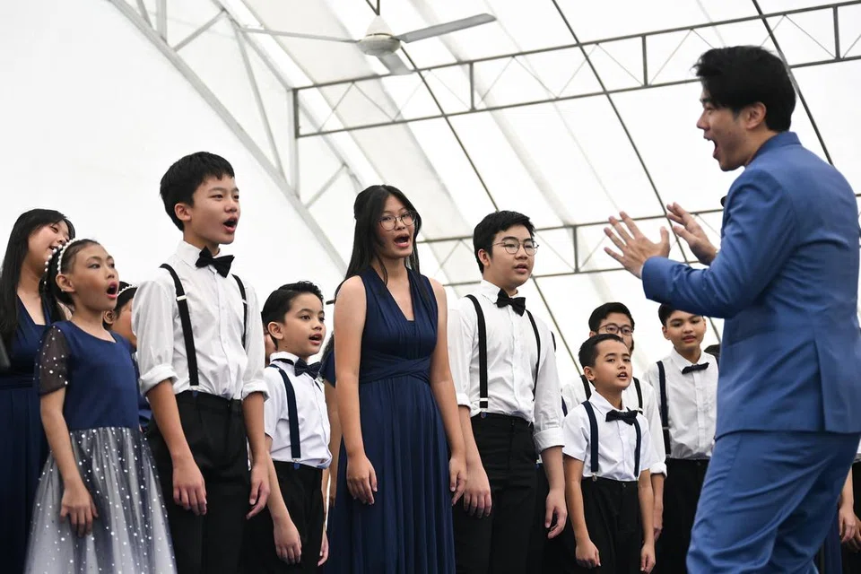 Persembahan nyanyian dan tarian adalah antara persembahan dan aktiviti yang diadakan di rumah terbuka Istana.