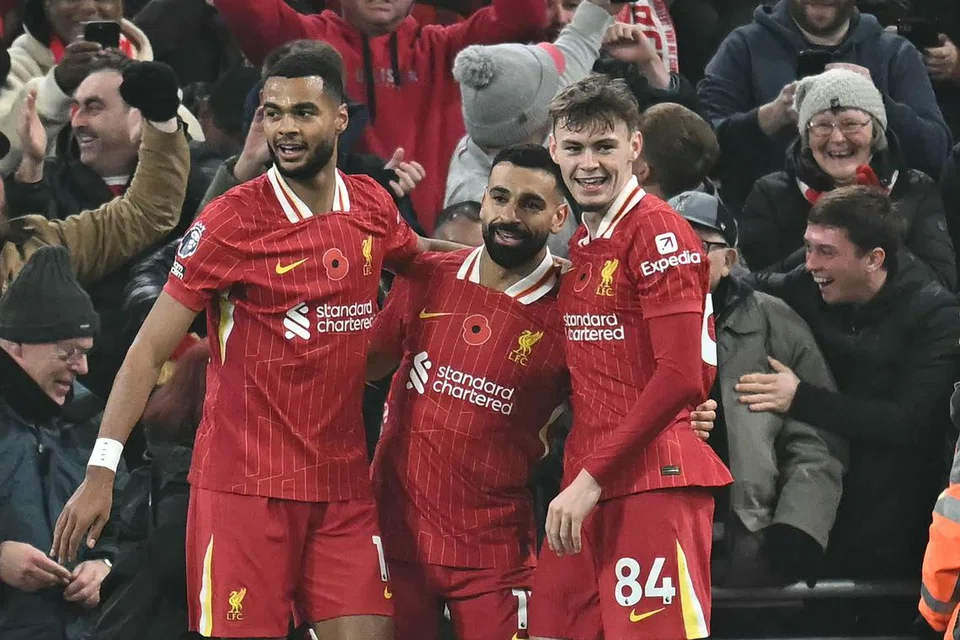 Perkukuh di tangga atas... penyerang Liverpool, Mohamed Salah (tengah), meraikan bersama rakan sepasukan selepas menjaringkan gol kedua menentang Aston Villa di Anfield pada 9 November.