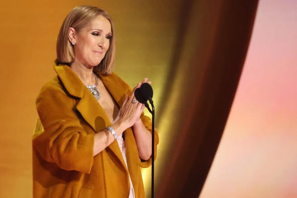 Celine Dion yang mengalami masalah kekejangan otot sebelum ini mendapat sorakan dan tepukan gemuruh ketika tampil pada penghujung majlis penyampaian Anugerah Grammy untuk meraikan Taylor Swift yang memenangi kategori Album Terbaik Tahunan. 