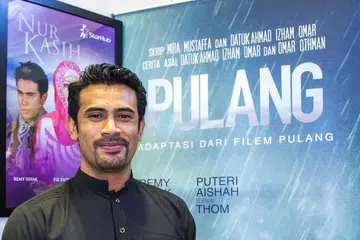 GALAK MINAT MEMBACA: Remy Ishak teruja dengan terbitnya novel Pulang sejajar dengan filem lakonannya yang bakal ditayangkan Julai nanti kerana jalan ceritanya yang boleh dijadikan pedoman kehidupan. - Foto BH oleh ZALEHA ABDUL KADER