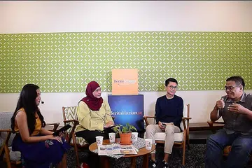 BINCANG PANTUN: (Dari kiri) hos wartawan Imra Kamarudin, Penolong kepada Editor BH Hanim Mohd Saleh, Shahril Samri pelopor Pantunism dan Djohan A. Rahman, aktivis budaya dan bahasa. - Foto-foto HANIM MOHD SALEH BELAJAR 
