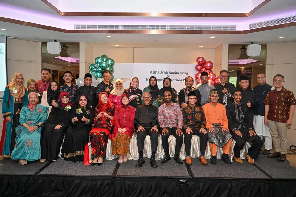 Menteri Kedua Kesihatan, Encik Masagos Zulkifli Masagos Mohamad (duduk tengah), bersama-sama karyawan penjagaan kesihatan Muslim dalam majlis pelancaran buku, ‘Hikmah Senja’, yang merangkumi topik yang disumbangkan oleh golongan asatizah, pakar kewangan dan peguam.