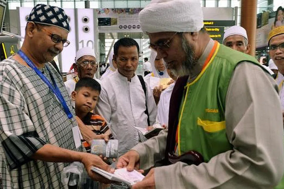 RAMADAN DI TANAH SUCI: Encik Abdullah Moosa (kiri) bersama mutawif, Habib Malik Alhadad (kanan), menunaikan umrah bersama isterinya pada akhir Ramadan ini. - Foto KHALID BABA