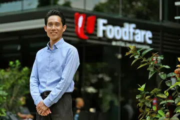 PASTIKAN HARGA MAKANAN BERPATUTAN: Ketua Eksekutif NTUC Foodfare, Encik Perry Ong mahu pastikan harga makanan di NTUC Foodfare kekal dimampui, termasuk bagi para pekerja di kawasan bandar. - Foto fail