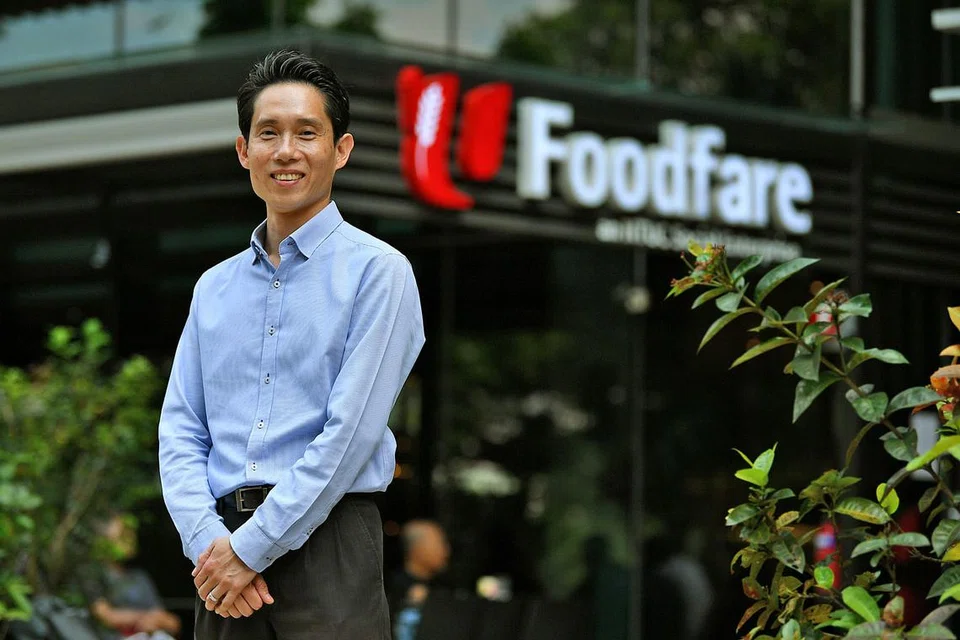 PASTIKAN HARGA MAKANAN BERPATUTAN: Ketua Eksekutif NTUC Foodfare, Encik Perry Ong mahu pastikan harga makanan di NTUC Foodfare kekal dimampui, termasuk bagi para pekerja di kawasan bandar. - Foto fail