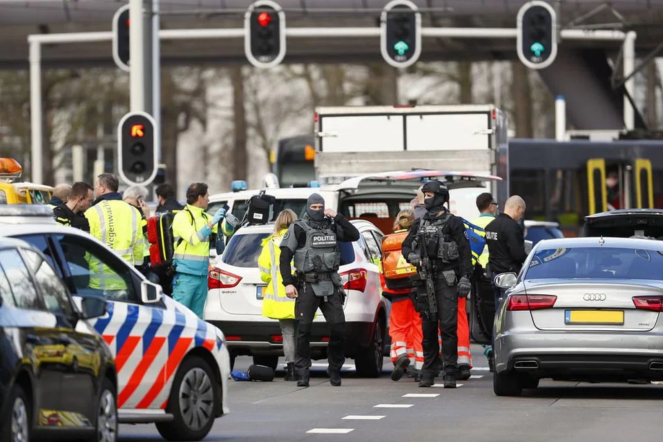 PENEMBAK YANG DISYAKI MASIH BERLELUASA: Pasukan polis berdiri di 24 Oktoberplace di Utrecht, Belanda, semalam, tempat kejadian tembakan di sebuah trem. - Foto AFP