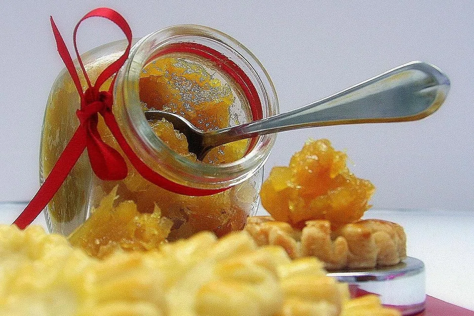 KEMAKMURAN TIBA!: Tart nanas stail Nyonya dibuat dengan menggunakan teknik membuat kuih cara Barat. Tart ini ditambah jem nanas yang diharumkan dengan rempah seperti bunga lawang dan kulit kayu manis. Buah nanas yang dikenali sebagai 'ong lai' dalam bahasa Hokkien membawa maksud 'kemakmuran tiba'! - Foto fail 