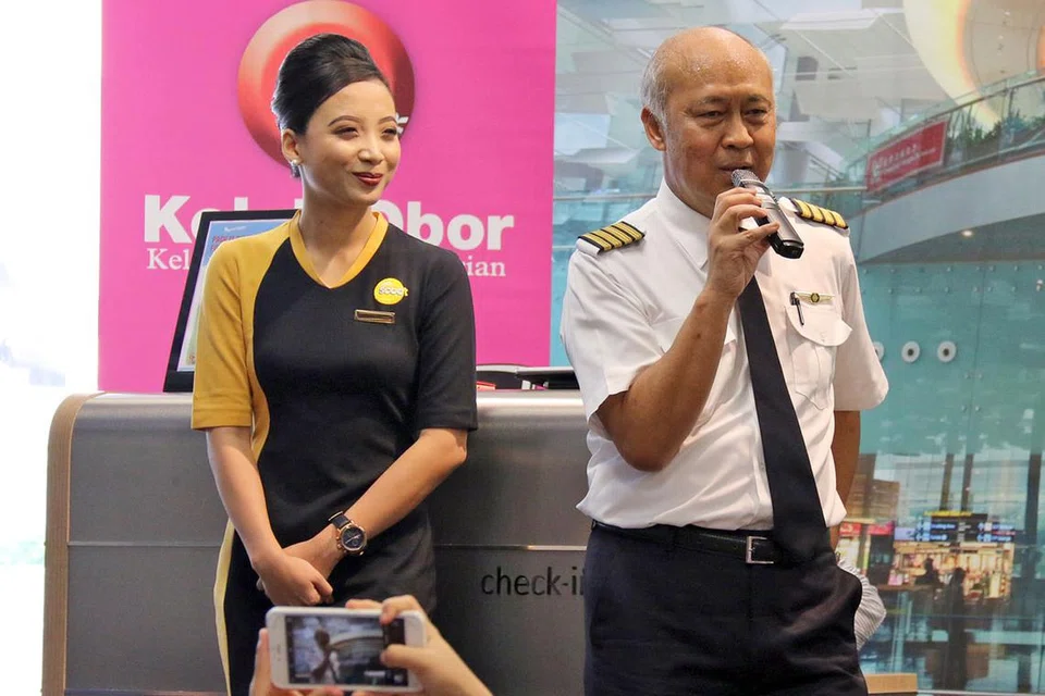 TEKUN DAN GIGIH: Antara tugasan peserta ialah menyiapkan laporan berita berdasarkan lawatan mereka ke ITE Kolej Central dan wawancara bersama tiga pelajar jurusan teknologi aeroangkasa di ITE tersebut dan kru kabin Scoot. - Foto NUR HUMAIRA SAJAT 