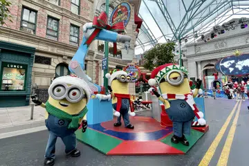 WATAK TERKENAL: Kevin, Staurt dan Bob daripada watak Minions merupakan antara watak yang dikenali oleh kanak-kanak. Watak daripada filem seperti Shrek dan Kung Fu Panda juga akan membuat penampilan di Universal Studios Singapura.