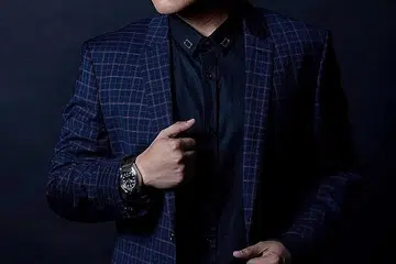 TEROKA HIBURAN NORMA BARU: Hyrul Anuar tetap bersyukur dapat menjayakan persembahan hibrid 'Bulan Sabit Di Bibir' dengan diiringi dua pemuzik sahaja tanpa band dan penari seperti selalu. Baginya ia pembuka jalan bagi kegiatan seni kembali rancak dalam keadaan keselamatan dikawal. - Foto ihsan HYRUL ANUAR