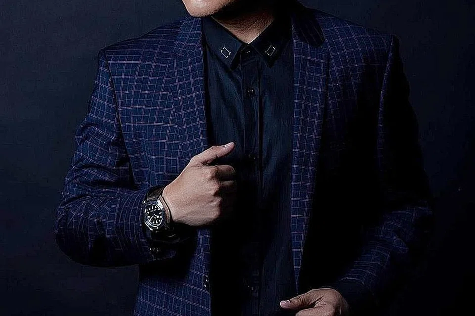 TEROKA HIBURAN NORMA BARU: Hyrul Anuar tetap bersyukur dapat menjayakan persembahan hibrid 'Bulan Sabit Di Bibir' dengan diiringi dua pemuzik sahaja tanpa band dan penari seperti selalu. Baginya ia pembuka jalan bagi kegiatan seni kembali rancak dalam keadaan keselamatan dikawal. - Foto ihsan HYRUL ANUAR