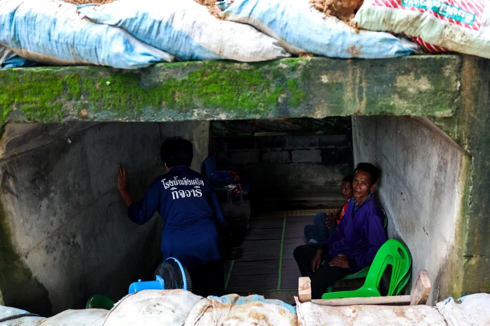 Penduduk mencari perlindungan di dalam sebuah kubu di wilayah Sisaket, ketika Kemboja dan Thailand berkata masing-masing melancarkan serangan artileri merentasi kawasan sempadan yang dipertikaikan awal 27 Julai.  